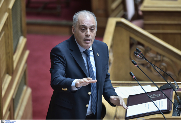 Σόου Βελόπουλου στη Βουλή: Έσκισε την συμφωνία των Πρεσπών