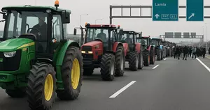 Κλιμακώνονται οι αγροτικές κινητοποιήσεις – Κλειστή η Αθηνών-Θεσσαλονίκης και ο Ε65 από τα τρακτέρ