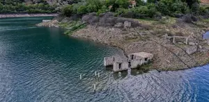 Στα ύψη η λίμνη Μόρνου – Κάτω από τα νερά το ιστορικό Κάλλιο
