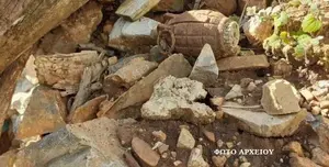 Χειροβομβίδες και παλιά όπλα μέσα σε ξεχασμένο μπαούλο στην Πολύδροσο