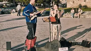 Πρόστιμο 300 ευρώ σε μουσικούς του δρόμου στη Νέα Παραλία που χρησιμοποιούσαν μεγαφωνική