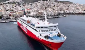 Αναχώρηση από Σύρο με φόντο την επιβλητική Ερμούπολη (Βίντεο)