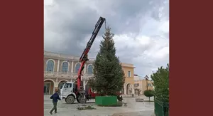 Στήθηκε το Χριστουγεννιάτικο δέντρο στην πλατεία – Την Κυριακή 7/12 η φωταγώγηση και η συναυλία του Κώστα Μαρτάκη