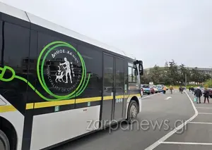Άγρια επίθεση σε οδηγό ηλεκτρικού λεωφορείου στα Χανιά από κουκουλοφόρο