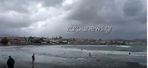 Χανιά | Σε κόκκινο συναγερμό η Κρήτη, αλλά κάποιοι πήγαν για μπάνιο στους Αγίους Αποστόλους!