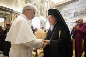 H συνάντηση του Πάπα Λέοντος ΙΔ΄ και του Παναγιωτάτου Οικουμενικού Πατριάρχου Βαρθολομαίου στη Νίκαια της Βιθυνίας.