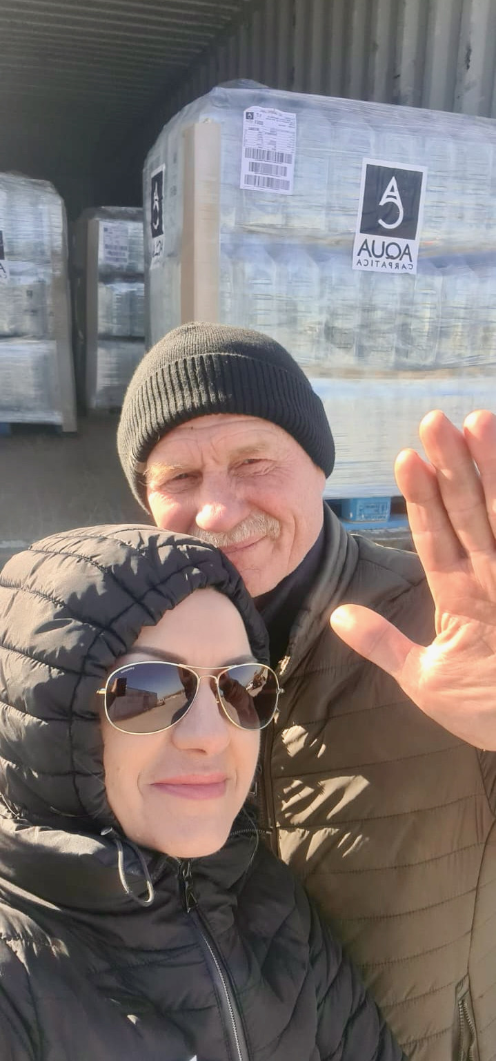 ΔΤ ΦΩΤΟ2 Volodymyr Odessas driver and Iulia AQUAs Reg Dir during the loading