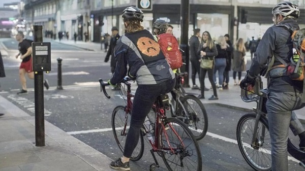 Μπουφάν με emoji για ποδηλάτες από τη Ford 