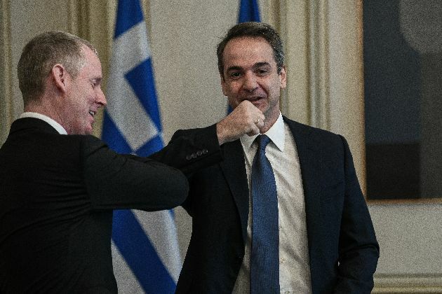 μητσοτακης κορονοιο χειραψια