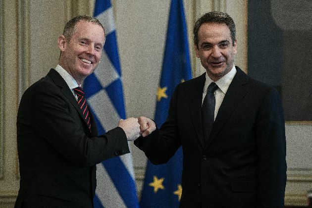 μητσοτακης κορονοιο χειραψια