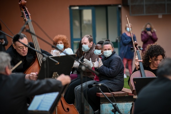 Νότες χαράς από την ΕΡΤ στο Αττικό Νοσοκομείο