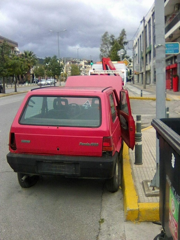 Μαζεύει τα εγκαταλελειμμένα αυτοκίνητα ο δήμος Αιγάλεω