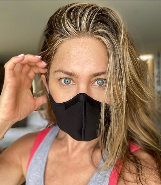 Η Τζένιφερ Άνιστον καλεί τους θαυμαστές της να φοράνε μάσκα