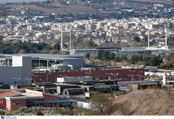 Στήνουν κινητό νοσοκομείο στο πάρκινγκ του 424 Στρατιωτικού Νοσοκομείου