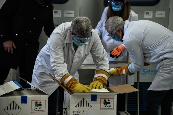 Έφτασαν στην Αθήνα τα πρώτα εμβόλια