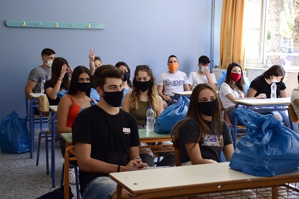 Πέτσας για άνοιγμα σχολείων