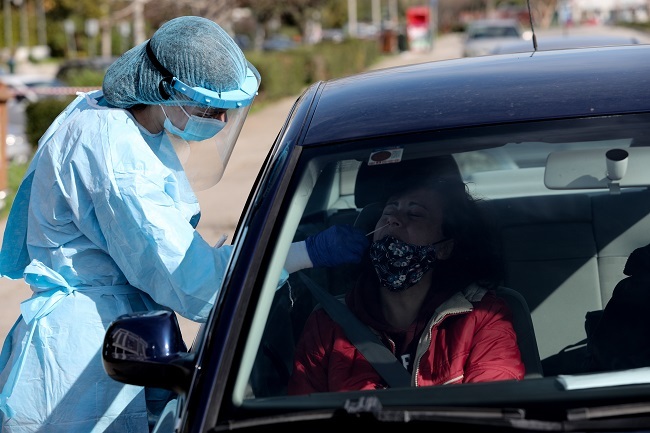 Ραγδαία αύξηση των κρουσμάτων ή... των τεστ; - Η ιδιαιτερότητα και οι διαφορές στις ανακοινώσεις του ΕΟΔΥ μεταξύ Δευτέρας και Τρίτης κάθε εβδομάδα