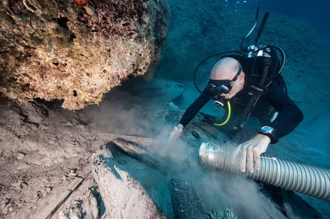 4 Ανασκαφή στο χώρο της Τομής 2020 όπου φαίνονται νομείς και άλλα ξύλα του πλοίου κάτω από τα βράχια