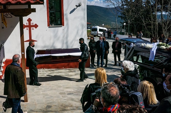 Κηδεία Γιώργου Καραϊβάζ: Συγκλόνισε ο γιος του, «ο πατέρας μου θα συγχωρούσε τους δολοφόνους του»