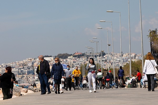 Οι βόλτες των Αθηναίων την Κυριακή στην Μαρίνα Φλοίσβου