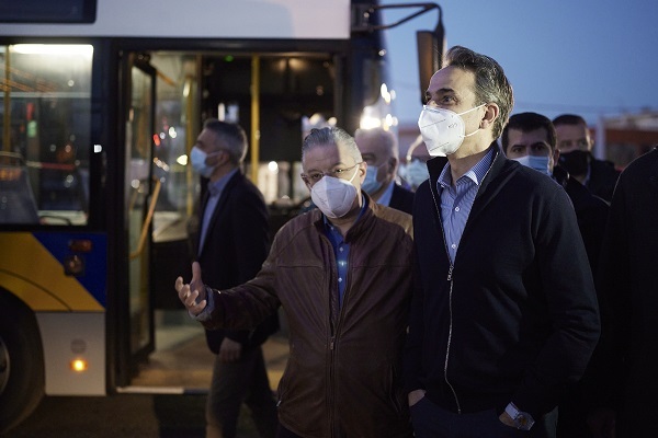 Επίσκεψη Μητσοτάκη στο αμαξοστάσιο της ΟΣΥ