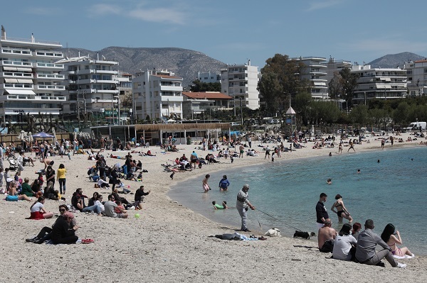 Οι βόλτες των Αθηναίων την Κυριακή στις παραλίες