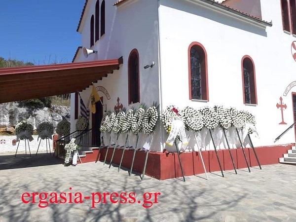 Ράγισαν καρδιές στην κηδεία του Γιώργου Καραϊβάζ