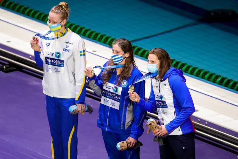 doudounaki xriso metallio europaiko igrou stivou petalouda 100m voudapesti 1