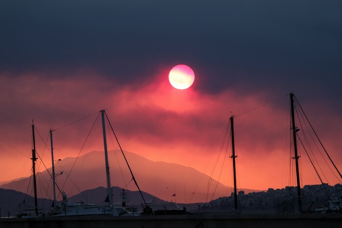fwtia pirkagia vilia attikis kapnos ouranos athina paralia eurokinissi 1