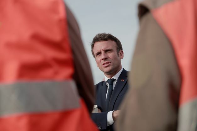 ΜΑΚΡΟΝ ΜΕΣΑ