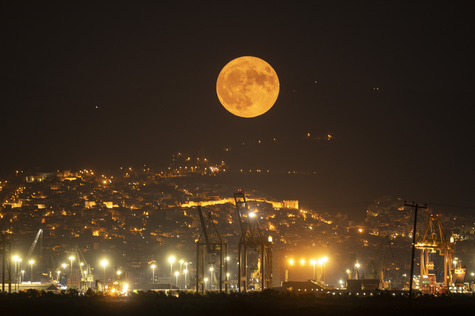 Луна сегодня 2023 год. Суперлуние в 2021. Греция суперлуние. Самая большая Луна. Большая Луна 14 ноября маил ру новости.