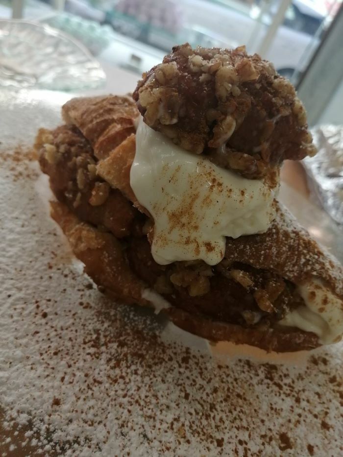 croissant melomakarono