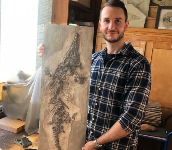 DeanLomaxWithTheCastOfAnIhthyosaur 642x713