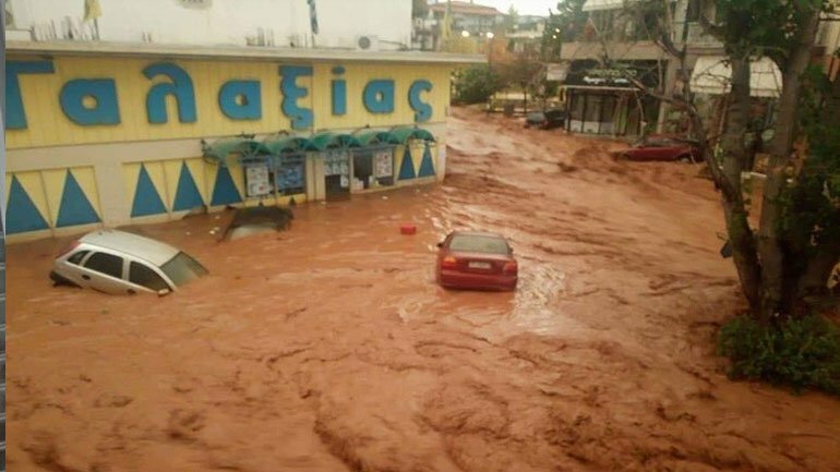Μια νεκρή στη Μάνδρα από την κακοκαιρία - Eγκλωβισμένοι οδηγοί και πλημμύρες στη Νέα Πέραμο