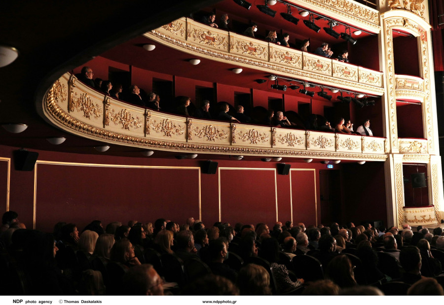 dimotiko-theatro-peiraia-sala_44bb1.jpg