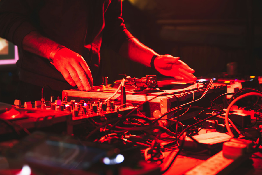 DJs-unsplash_40c1f.jpg