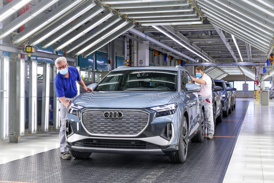 Production_of_the_Audi_Q4_at_VWs_Zwickau_plant_78fca.jpg