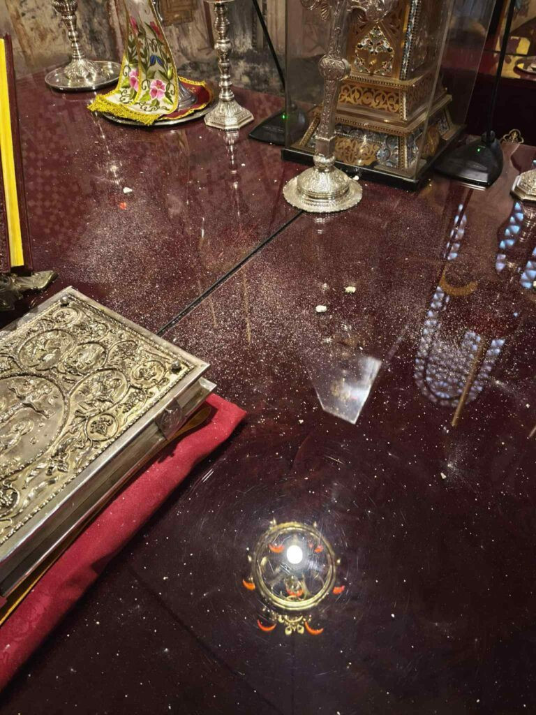 moni1 768x1024 b1a3a