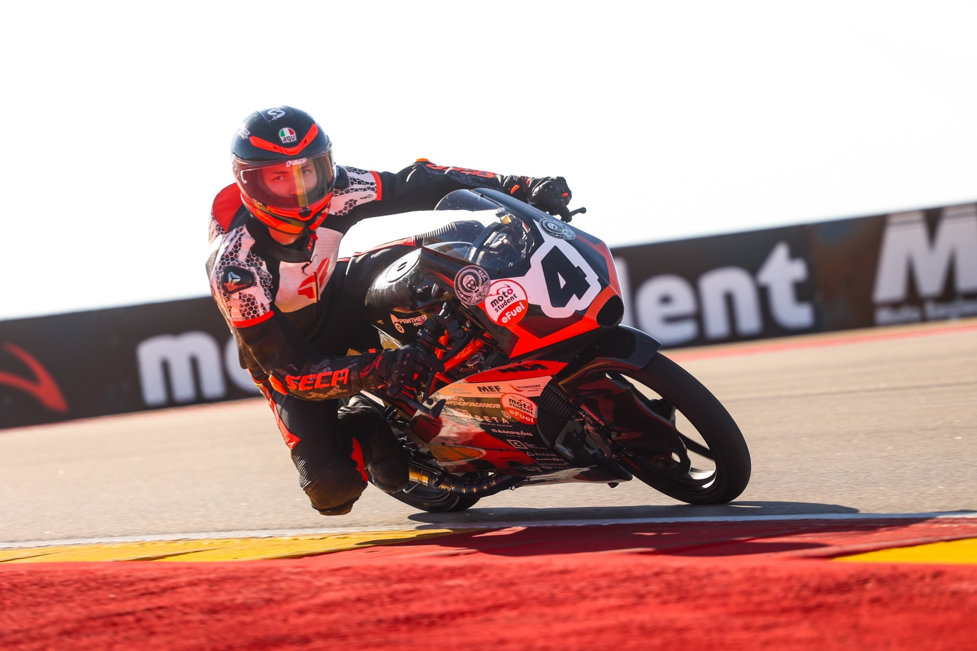 3. Racing Photo 1 10689