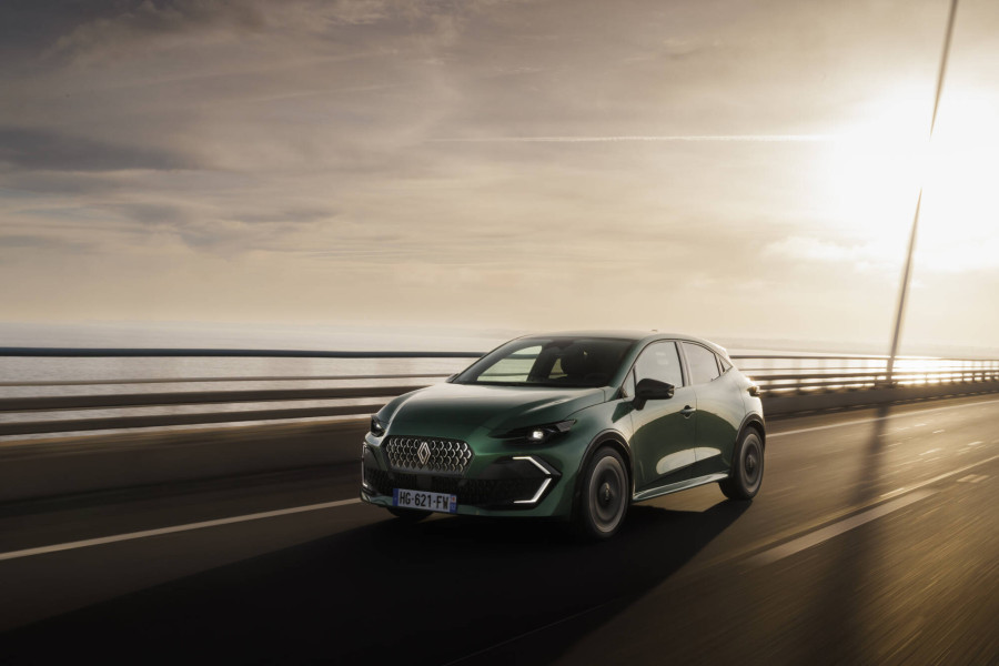 Renault_Clio_full_hybrid_E-Tech_-_Techno_-_Absolute_Green_3_b44b8.jpg