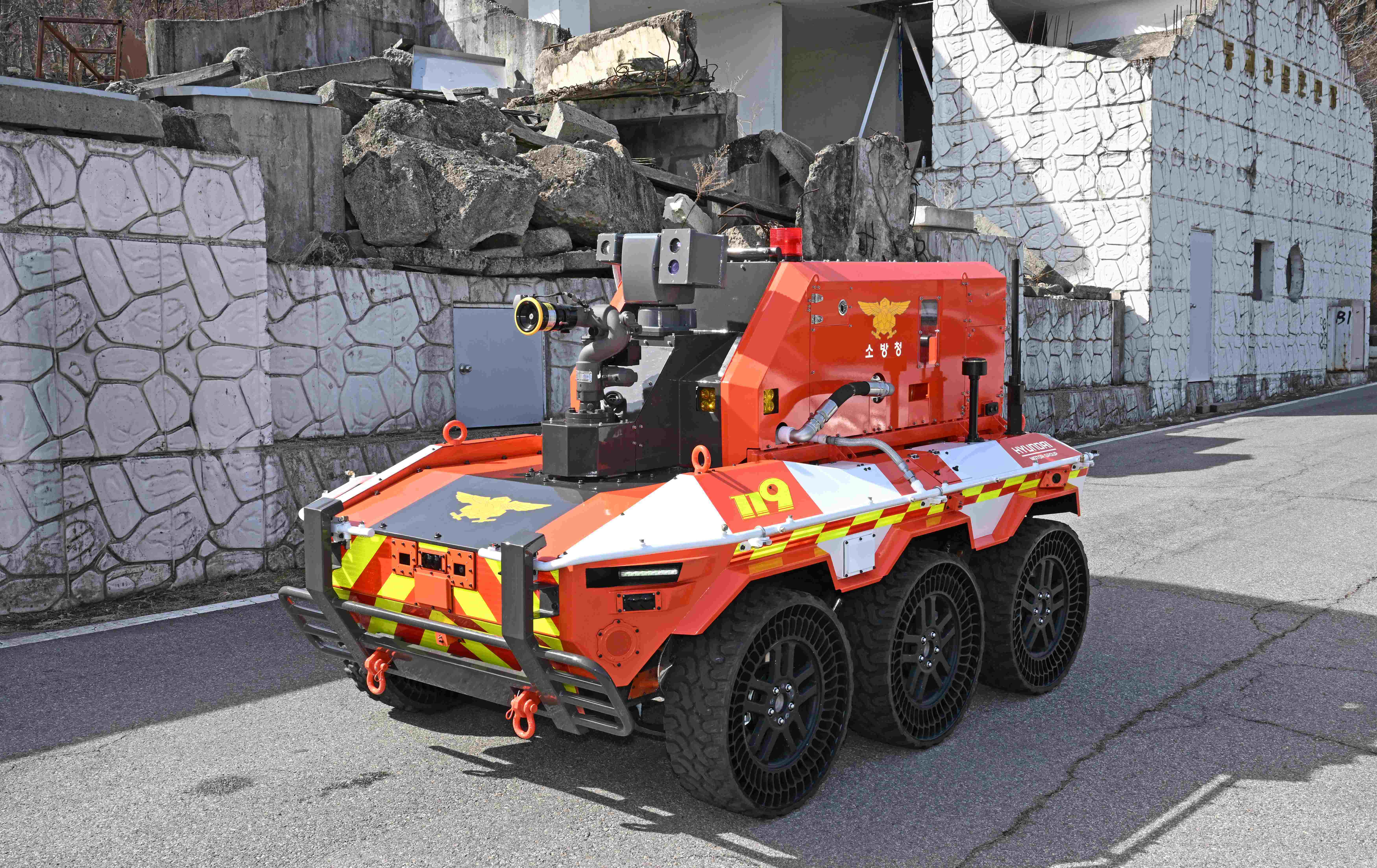2026 Image5 HMG Donates Unmanned Firefighting Robots to Korea National Fire Agency for Safeguarding Firefighters e3df0