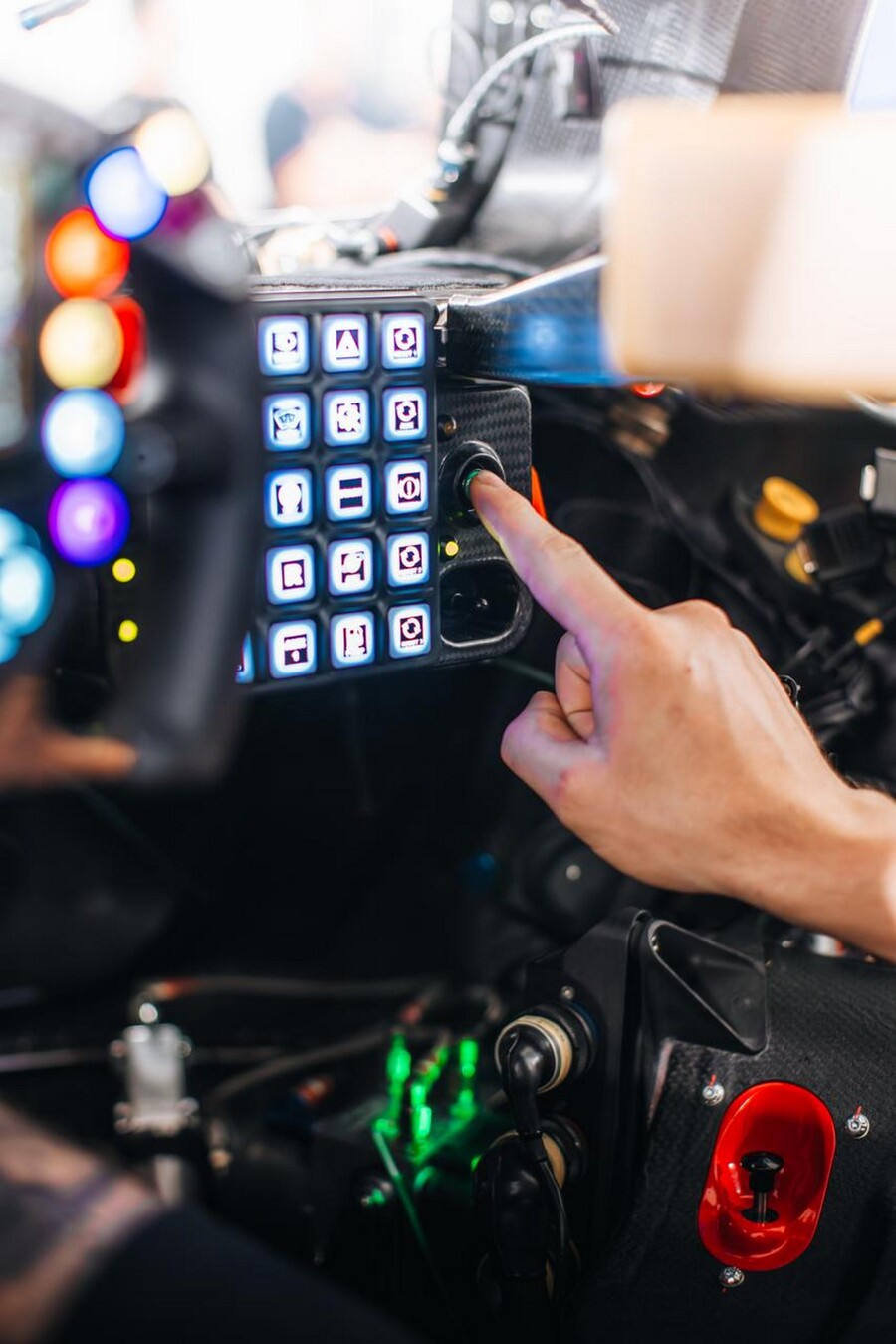 wec_hypercar_engine_fireup_4_661ac72f7dbf47c0.jpg