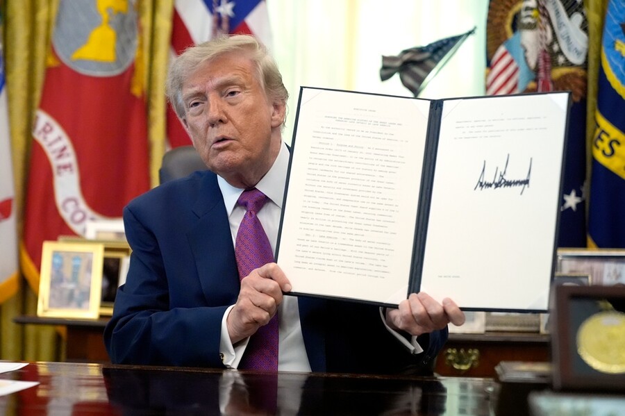 trump_limni_ontario_007e7e7d75d7cd8b.jpg