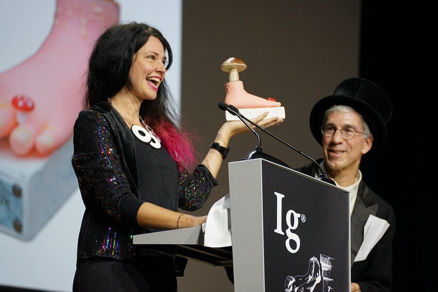elodie_chabrol_and_marc_abrahams_show_the_2026_ig_nobel_prize_photo_albinfo_-_own_work_cc_by_4.0_1_47f7408b5f76c943.jpg