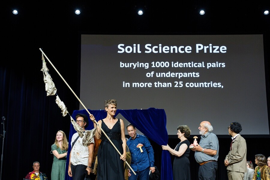 soil_science_ig_nobel_prize_2026_photo_petra_wolfensberger_3d4baad9e55a77b8.jpg