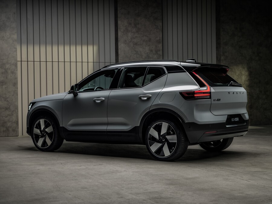 the_new_volvo_ex40_studio_rear_8ddd454809982efc.jpg