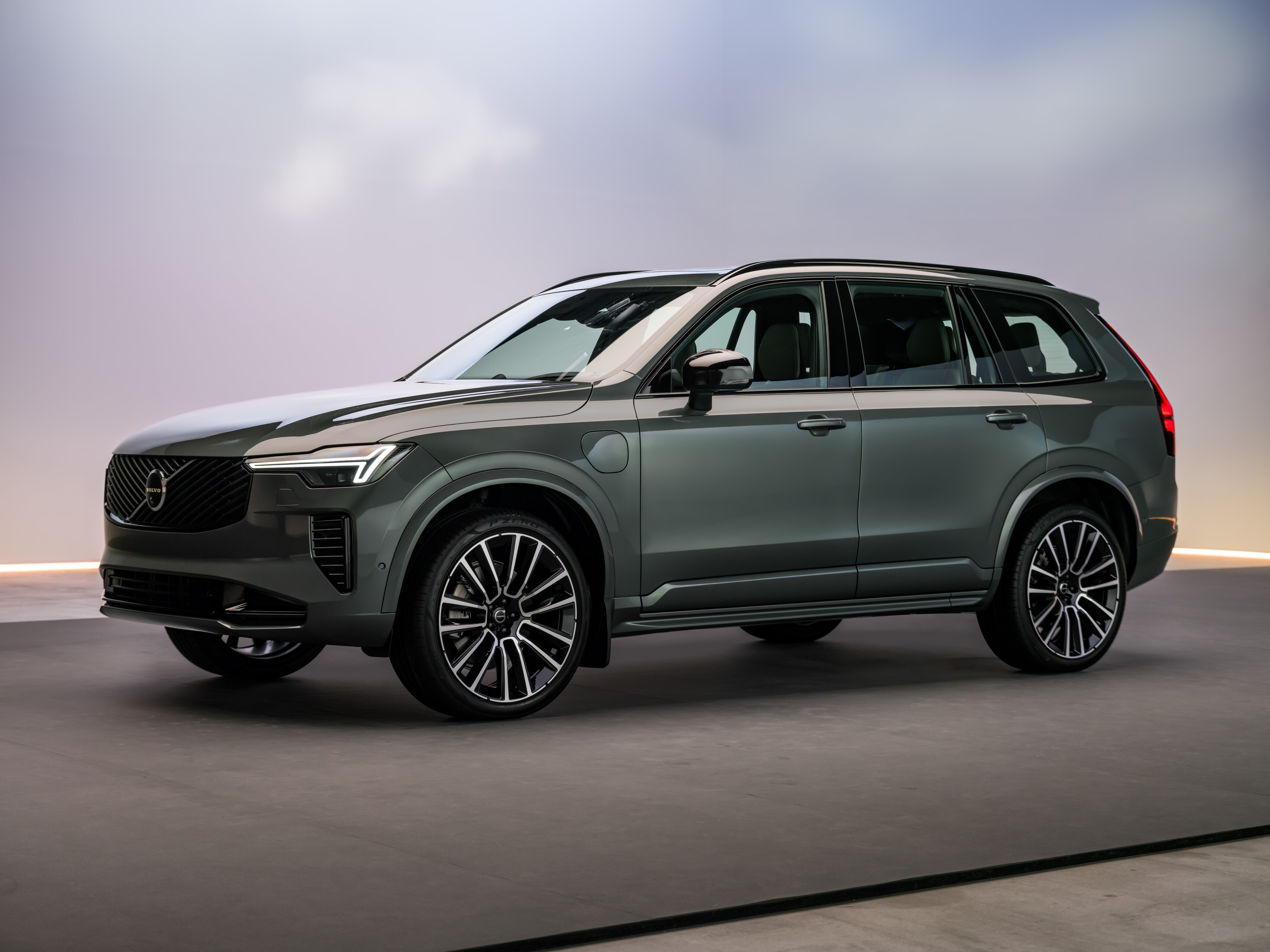 the volvo xc90 studio front 34 1 e8651f026d8e4872