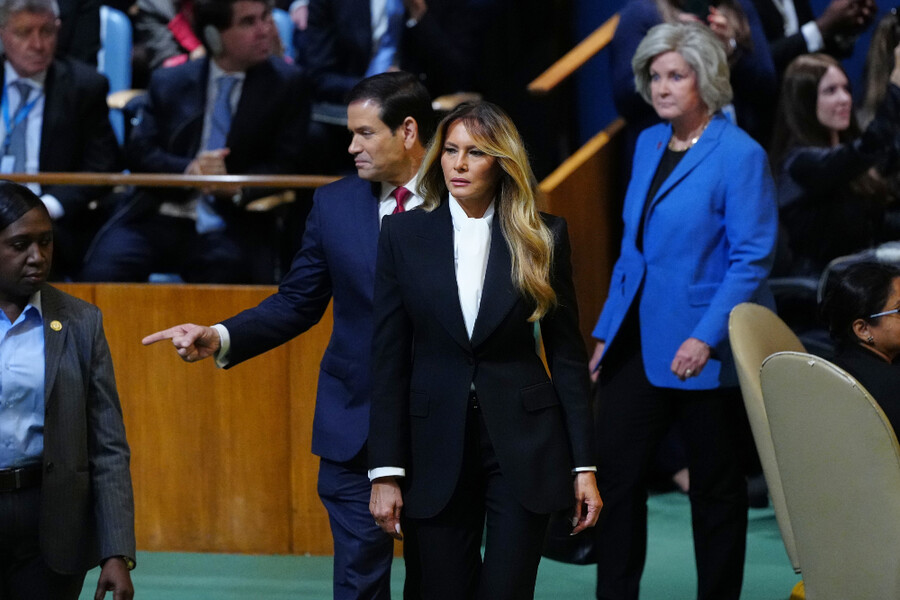 melania1_060bd39cbbf52fe7.jpg
