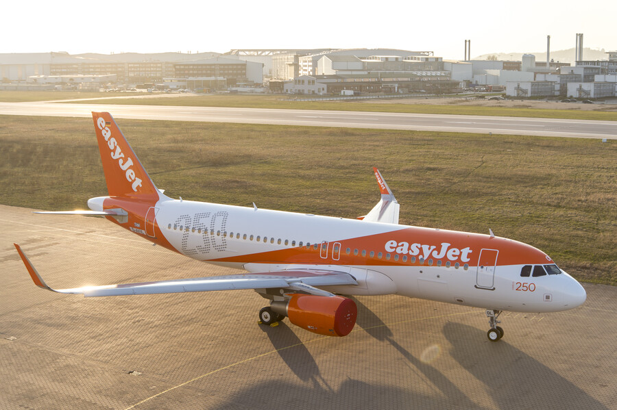 easyjet_aircraft_3_61db4d1cd9c2ea91.jpg