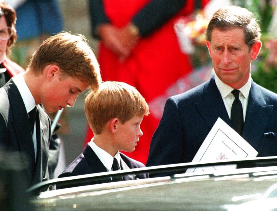 harry_funeral_15782bcc2e3b5726.jpg